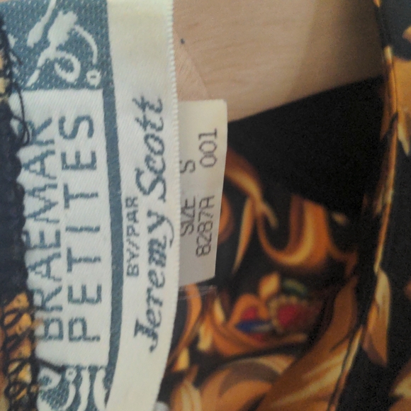 Vintage late 80s/ early 90s blouse complete with shoulder pads - size small - Picture 4 of 4